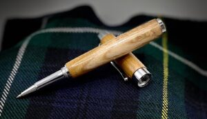Acacia pen on tartan